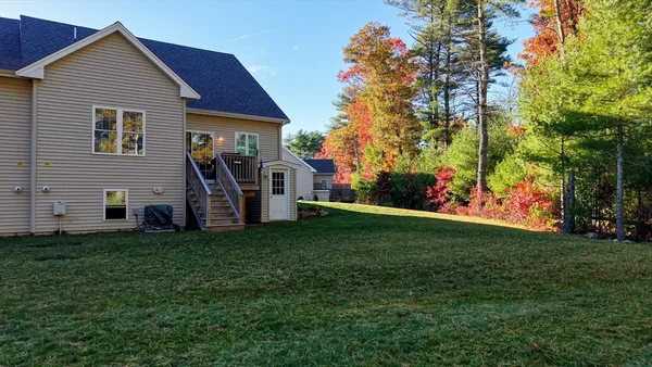 a view of a house with a yard