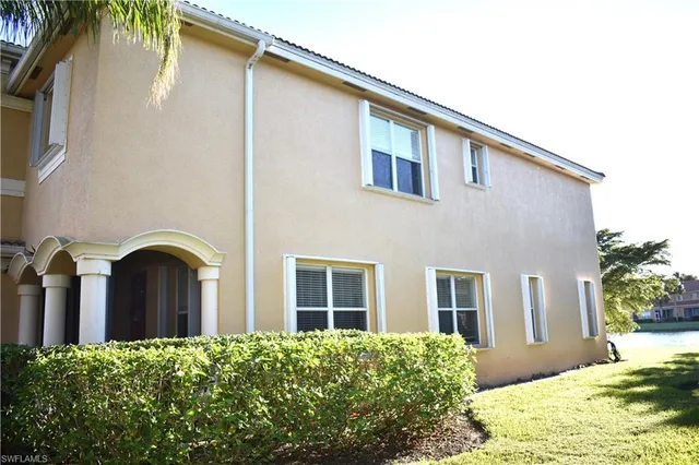 a view of yard with tree in the background