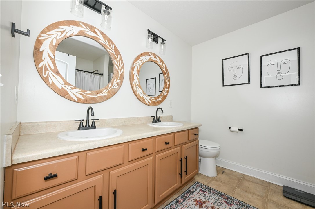 1089 Center Road Akron, OH 44319 - Photo 42 of 50 2nd floor full bath w/laundry.