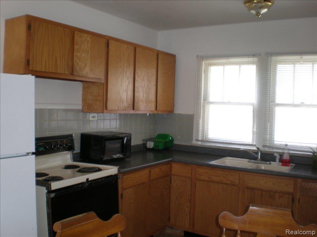 21137 Doepfer Road Warren, MI 48091 - Photo 5 of 6 21137 Doepfer kitchen2