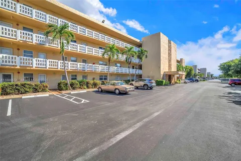 $340,000 | 205 Southeast 11th Terrace, Unit 101, Dania Beach, FL 33004
