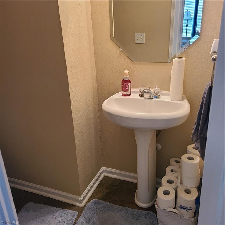 895 Jennifer Lane High Point, NC 27265 - Photo 8 of 21