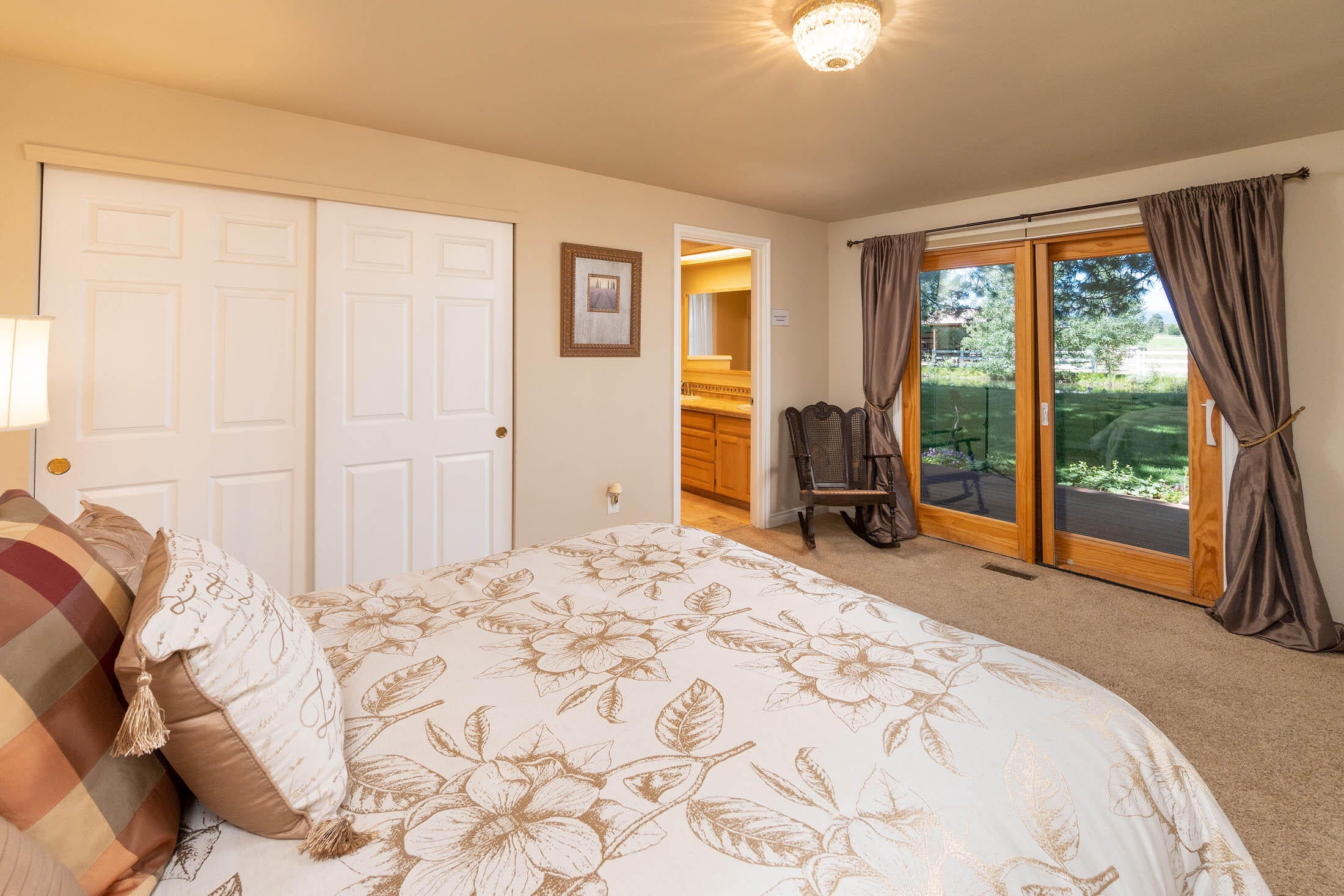 65111 Highland Road Bend, OR 97703 - Photo 18 of 37 Guest suite w/ Mt views