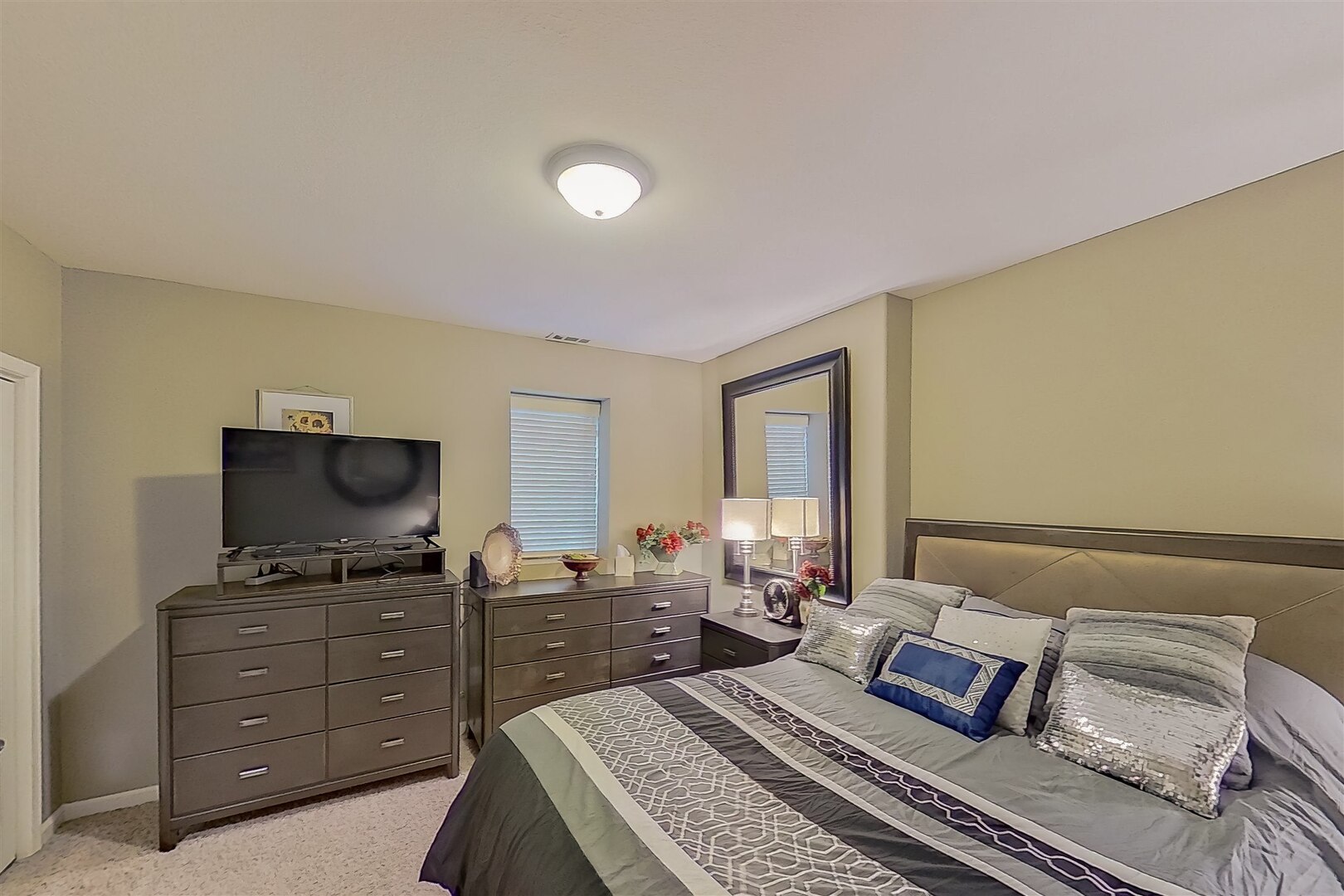 20 Fedor Circle Bloomington, IL 61705 - Photo 28 of 51 a living room with furniture and a flat screen tv