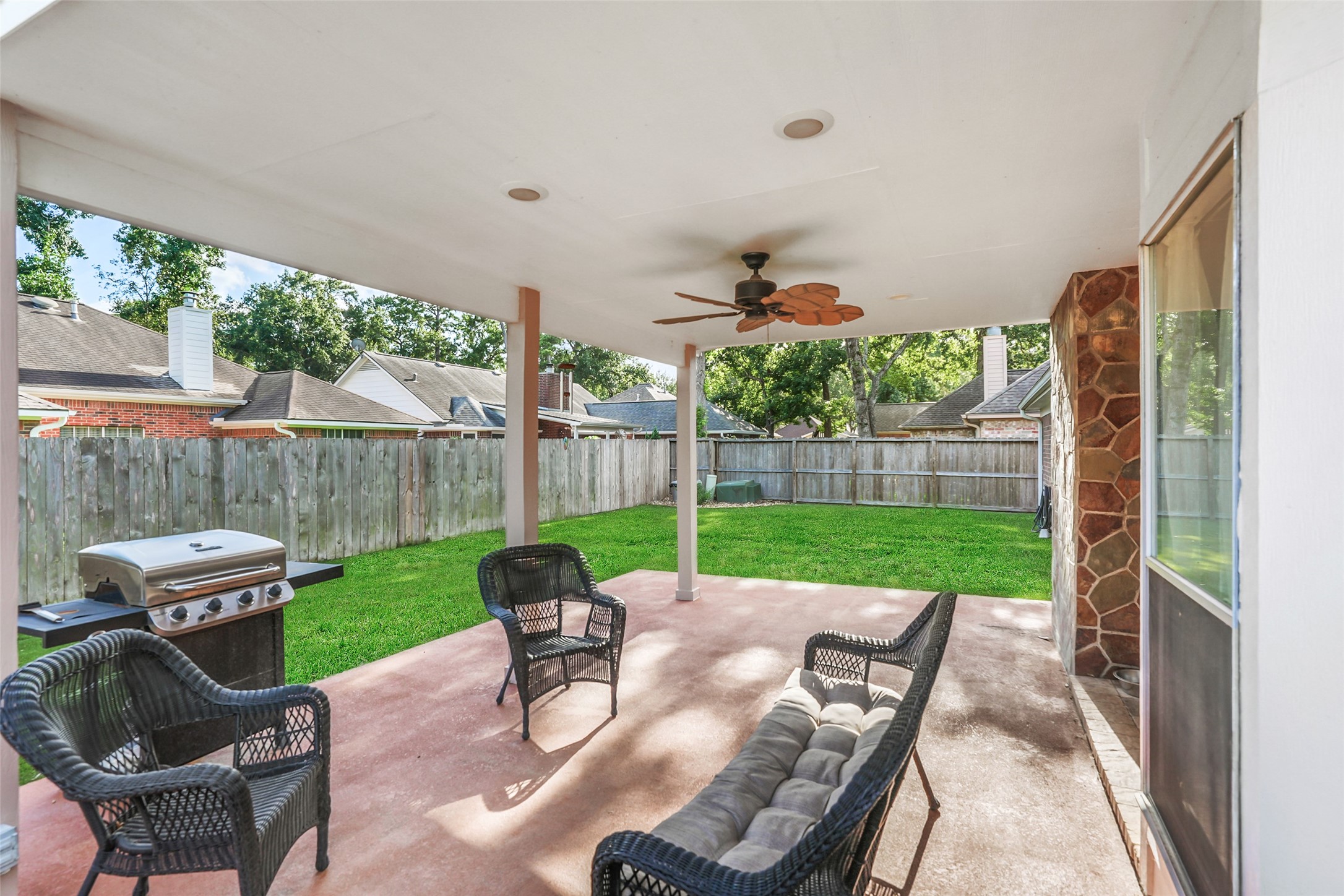 929 North Rivershire Drive Conroe, TX 77304 - Photo 33 of 36