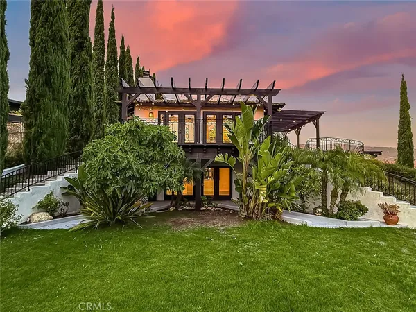 a view of a house with a backyard