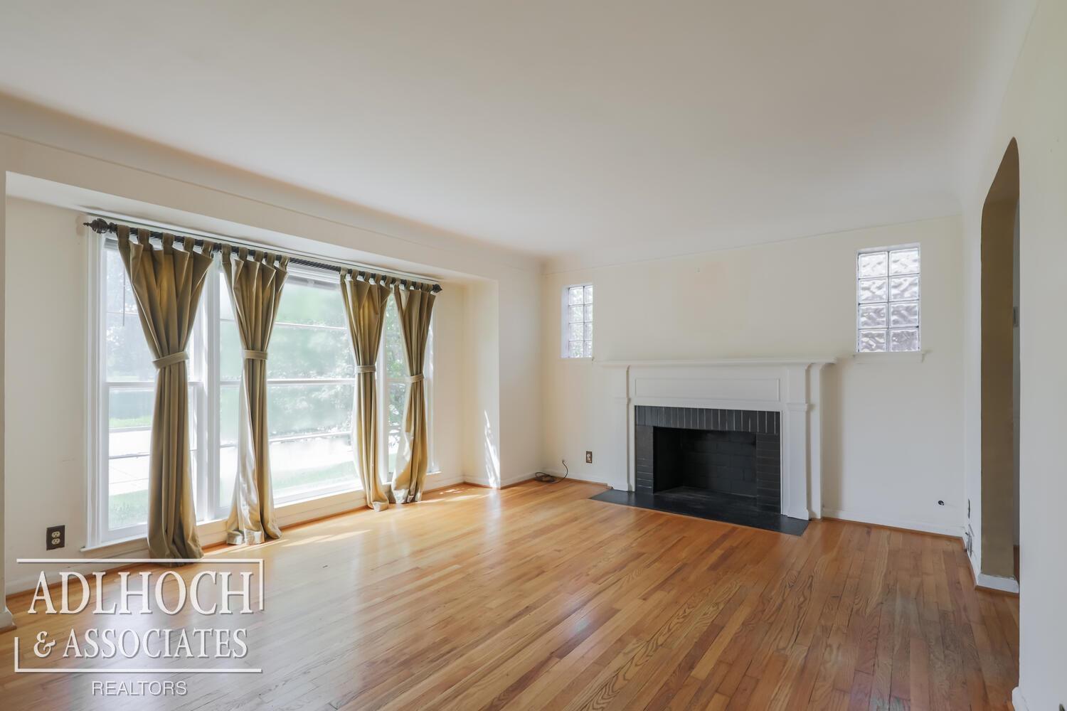 1048 Vernier Road Grosse Pointe Woods, MI 48236 - Photo 3 of 16