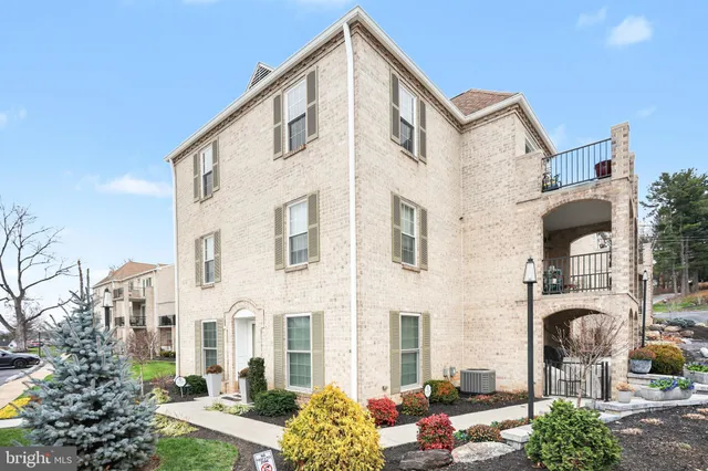 $240,000 | 1000 Country Club Road, Unit A13, York, PA 17403
