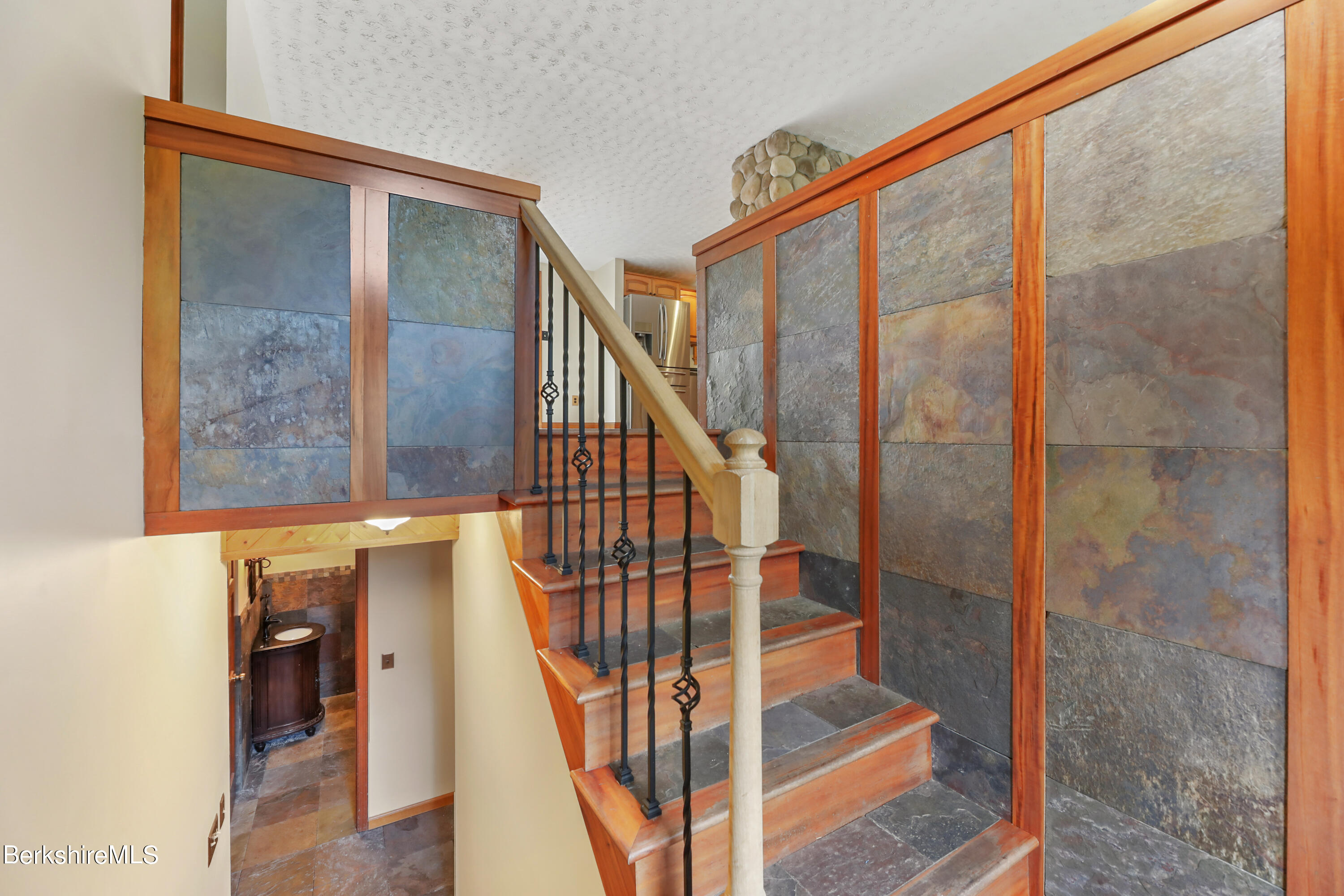 27 Victory Road Pittsfield, MA 01201 - Photo 4 of 39 Foyer