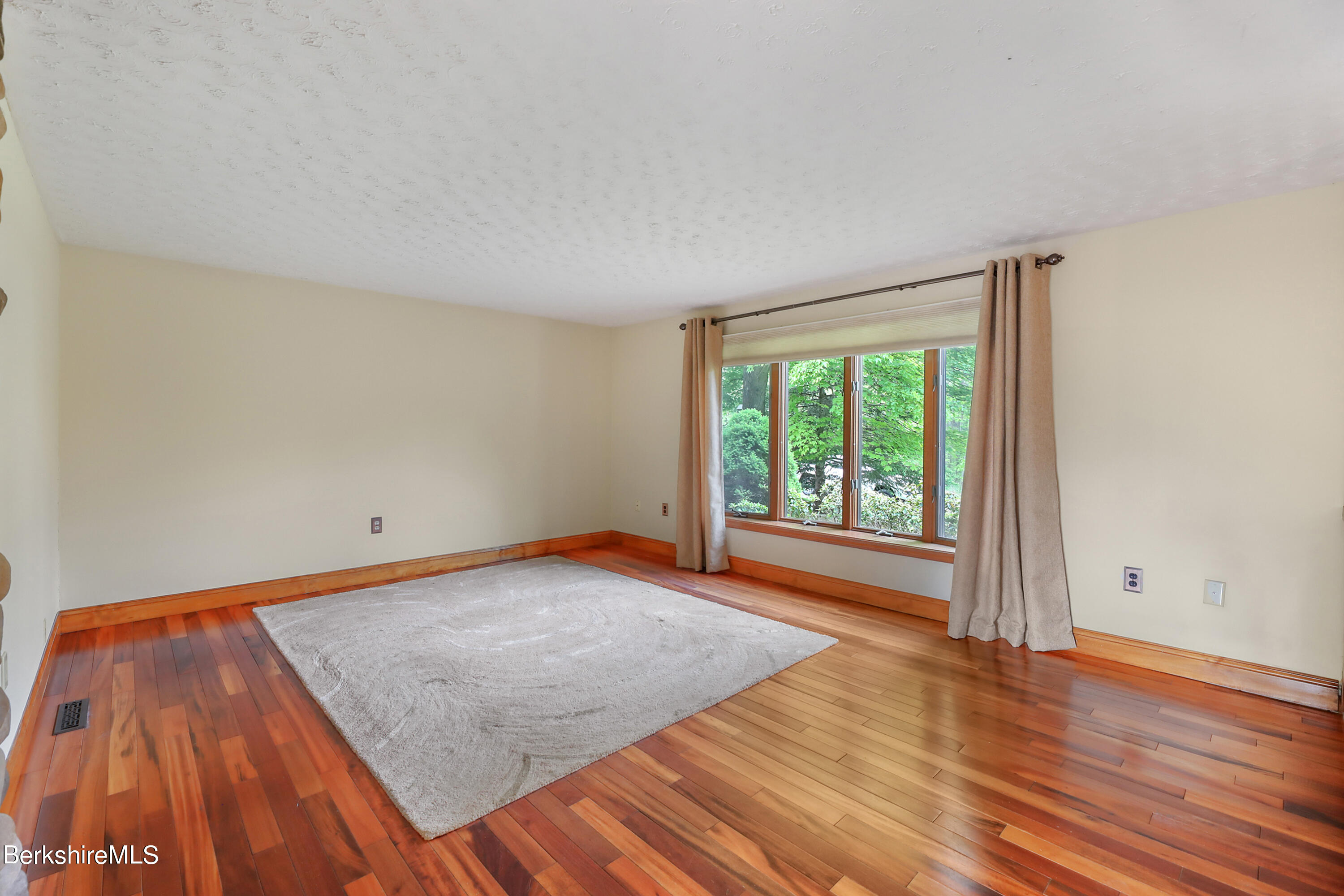 27 Victory Road Pittsfield, MA 01201 - Photo 6 of 39 Living Room