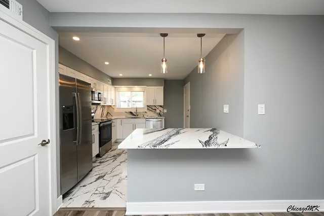 $249,900 | 9381 Bay Colony Drive, Unit 3S, Des Plaines, IL 60016