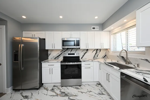 $249,900 | 9381 Bay Colony Drive, Unit 3S, Des Plaines, IL 60016