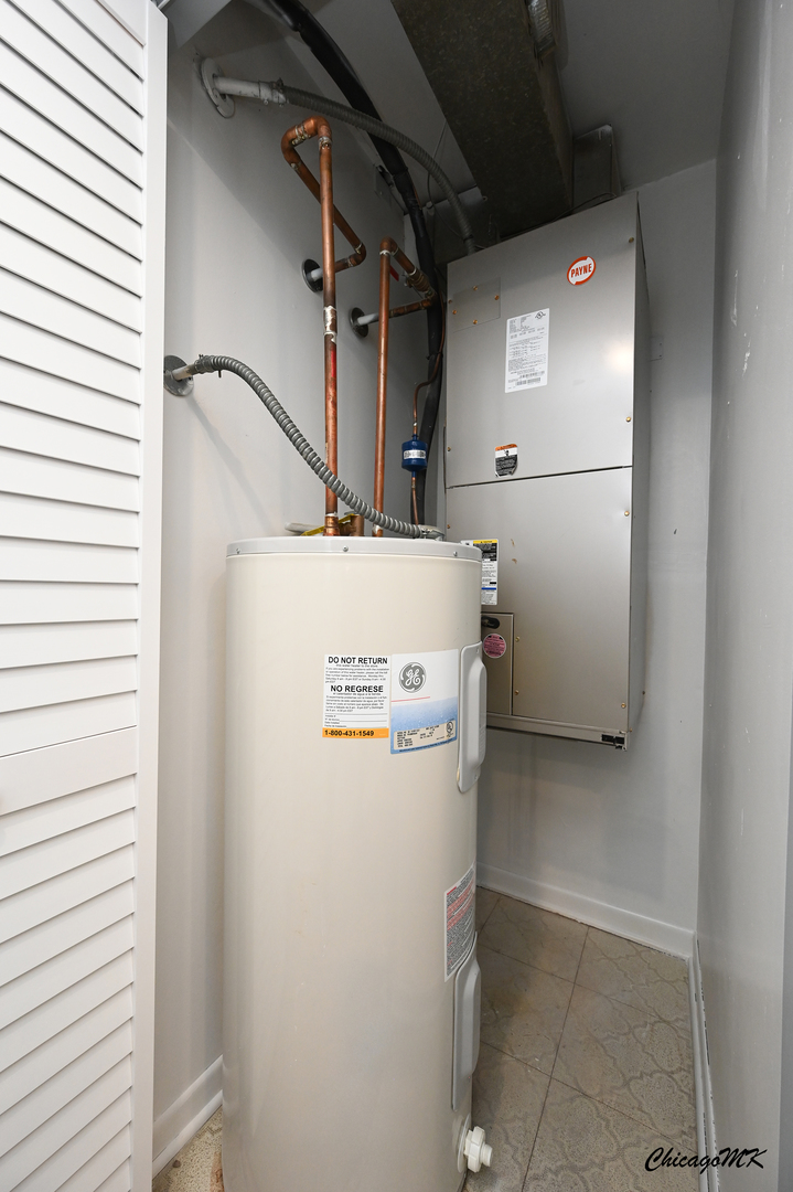 9381 Bay Colony Drive, Unit 3S Des Plaines, IL 60016 - Photo 30 of 43 a utility room with dryer and washer