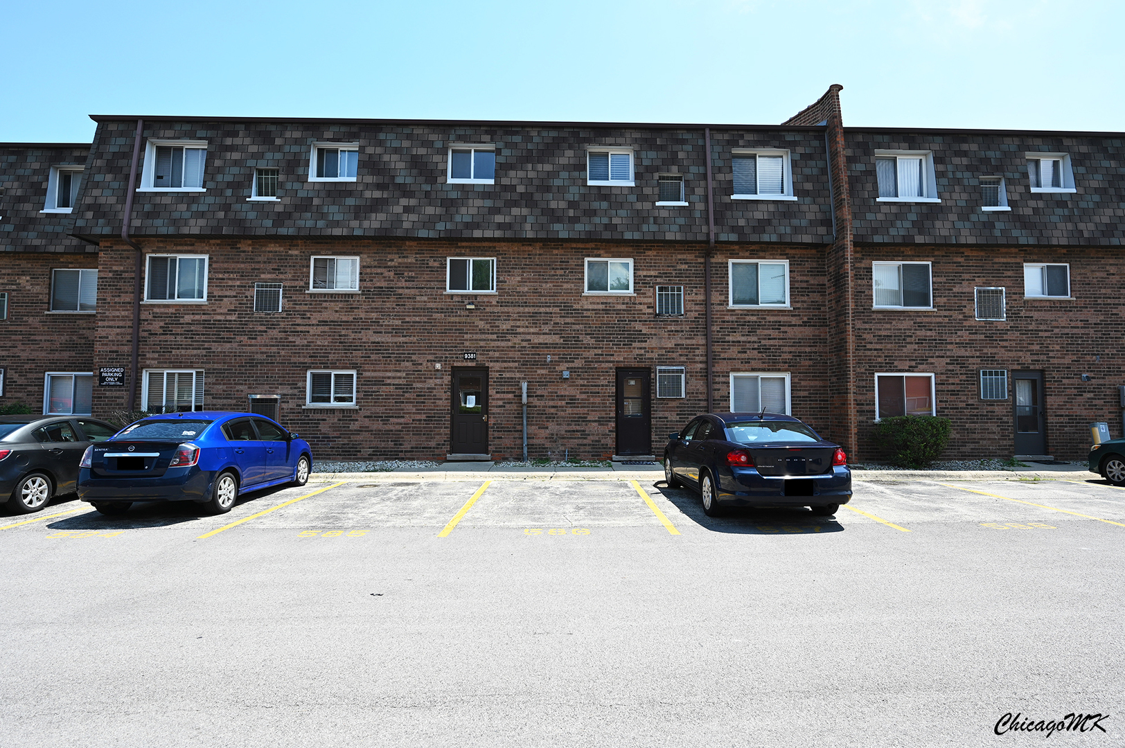 9381 Bay Colony Drive, Unit 3S Des Plaines, IL 60016 - Photo 37 of 43 a car parked in front of a brick building