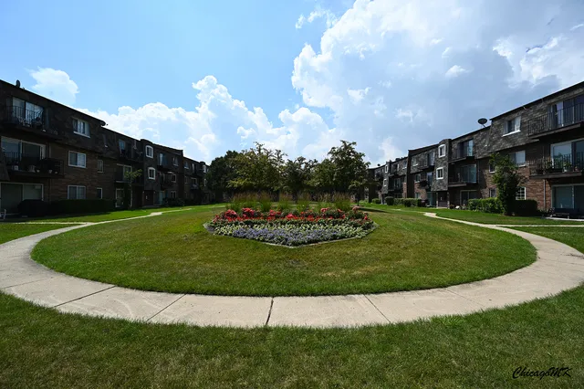 $249,900 | 9381 Bay Colony Drive, Unit 3S, Des Plaines, IL 60016
