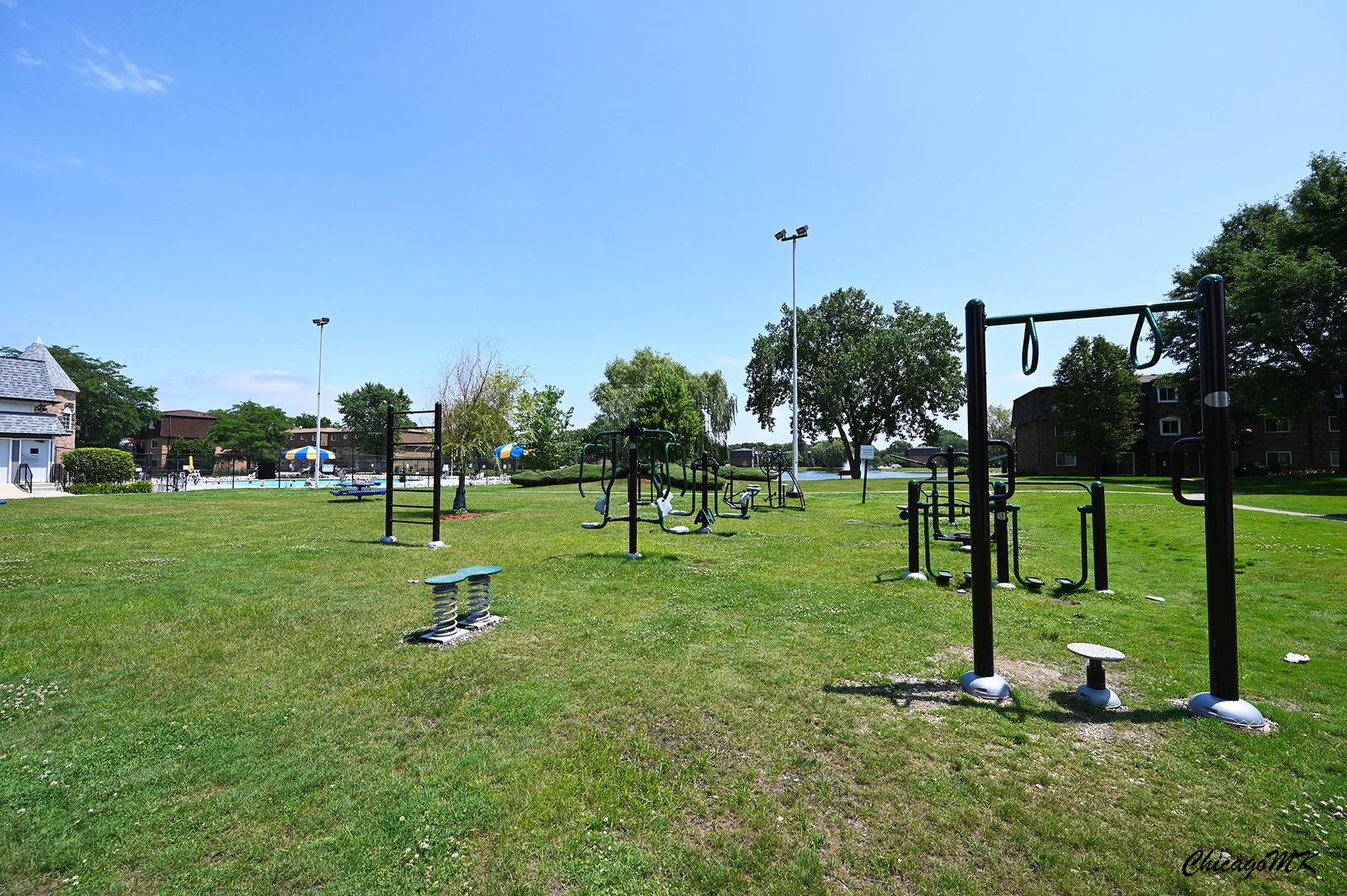 9381 Bay Colony Drive, Unit 3S Des Plaines, IL 60016 - Photo 40 of 43 a view of a park