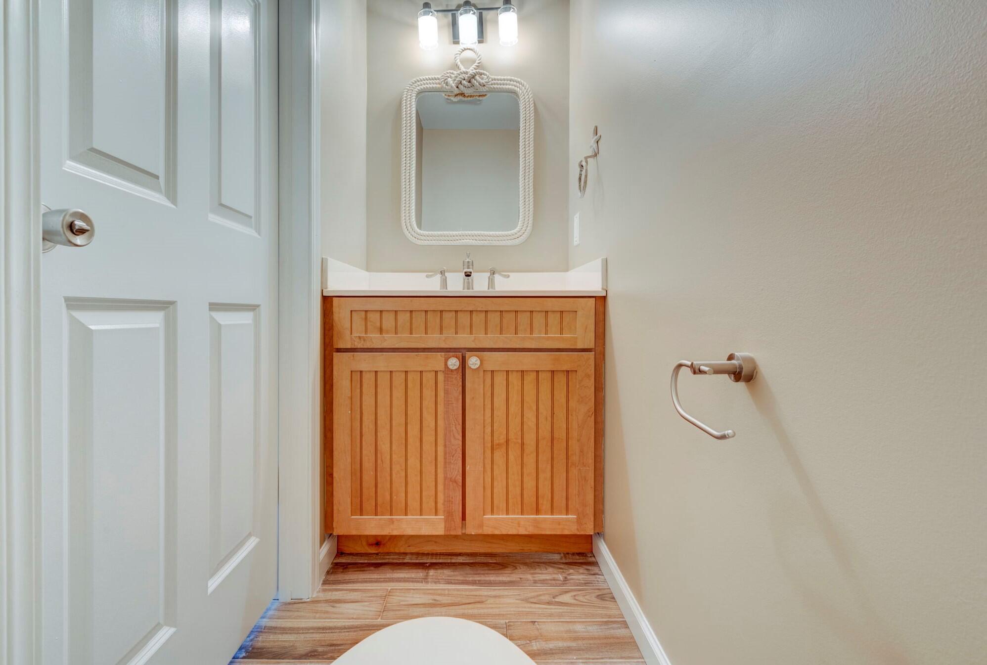 621 Garden Road Columbus, OH 43214 - Photo 11 of 38 1st Floor Half Bath