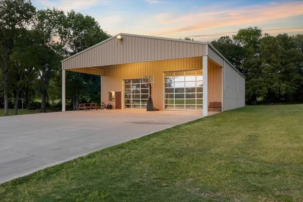 a view of a house with backyard and garden