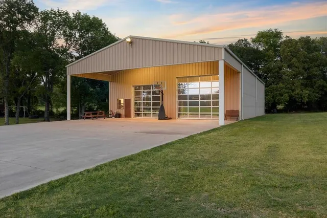 a view of a house with backyard and garden