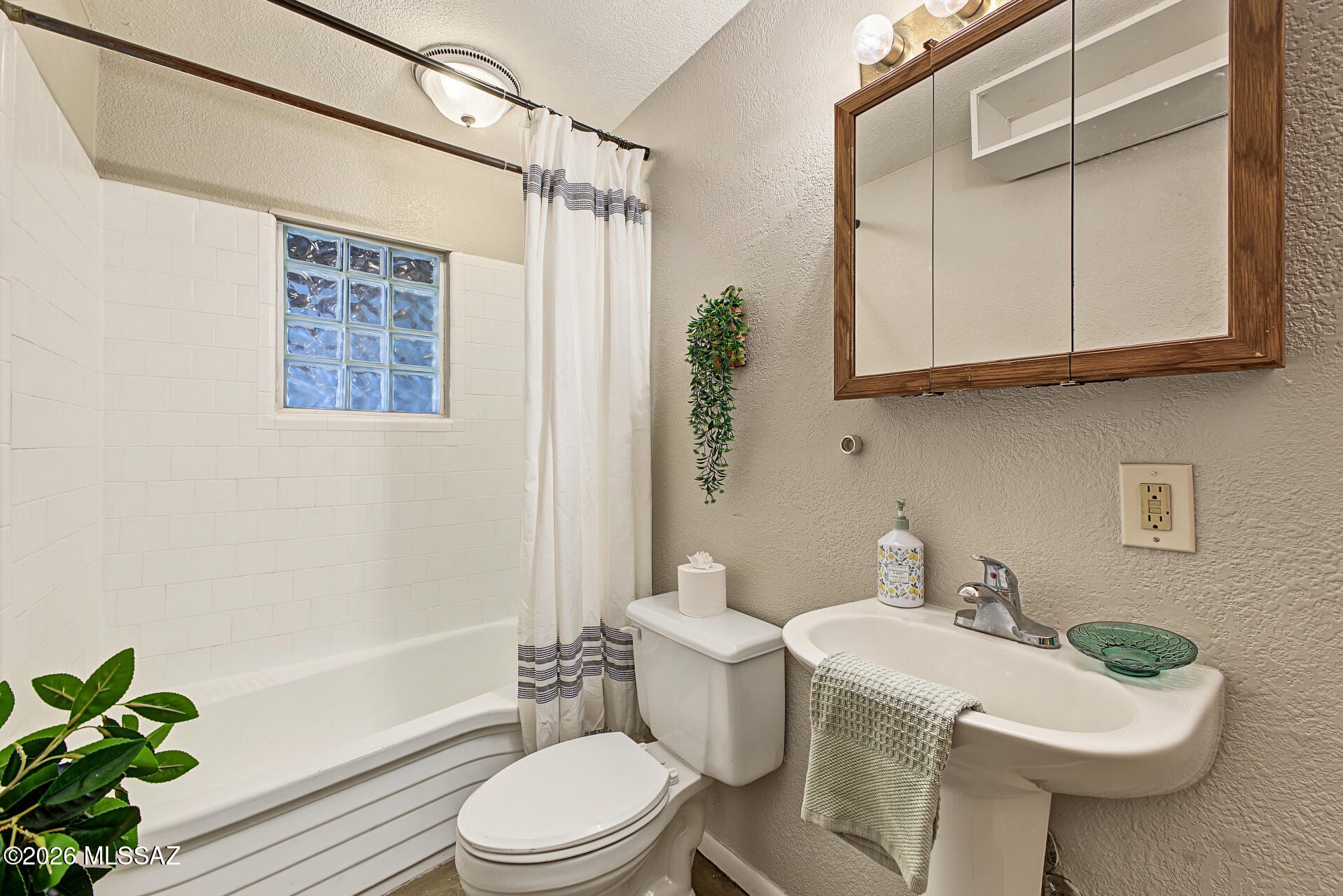 906 East Halcyon Road Tucson, AZ 85719 - Photo 23 of 29 Hall Bathroom