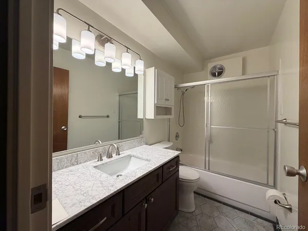 $1,800 | 350 South Clinton Street, Unit 10C, Denver, CO 80247