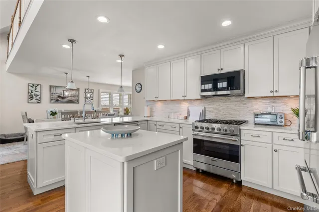 $970,000 | 20 Namkee Lane, Blue Point, NY 11715