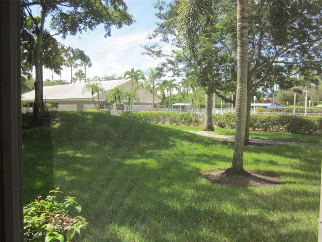 a view of yard with green space