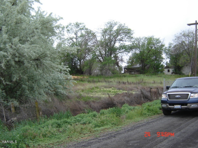 Nna Beam Road Granger, WA 98932 - Photo 3 of 3 a view of a yard with car parked
