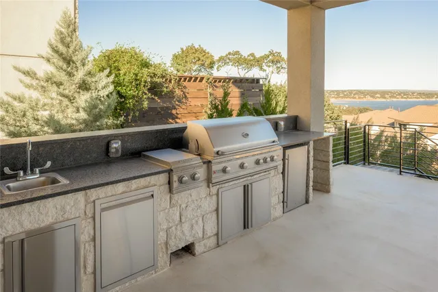a view of kitchen with washer and dryer
