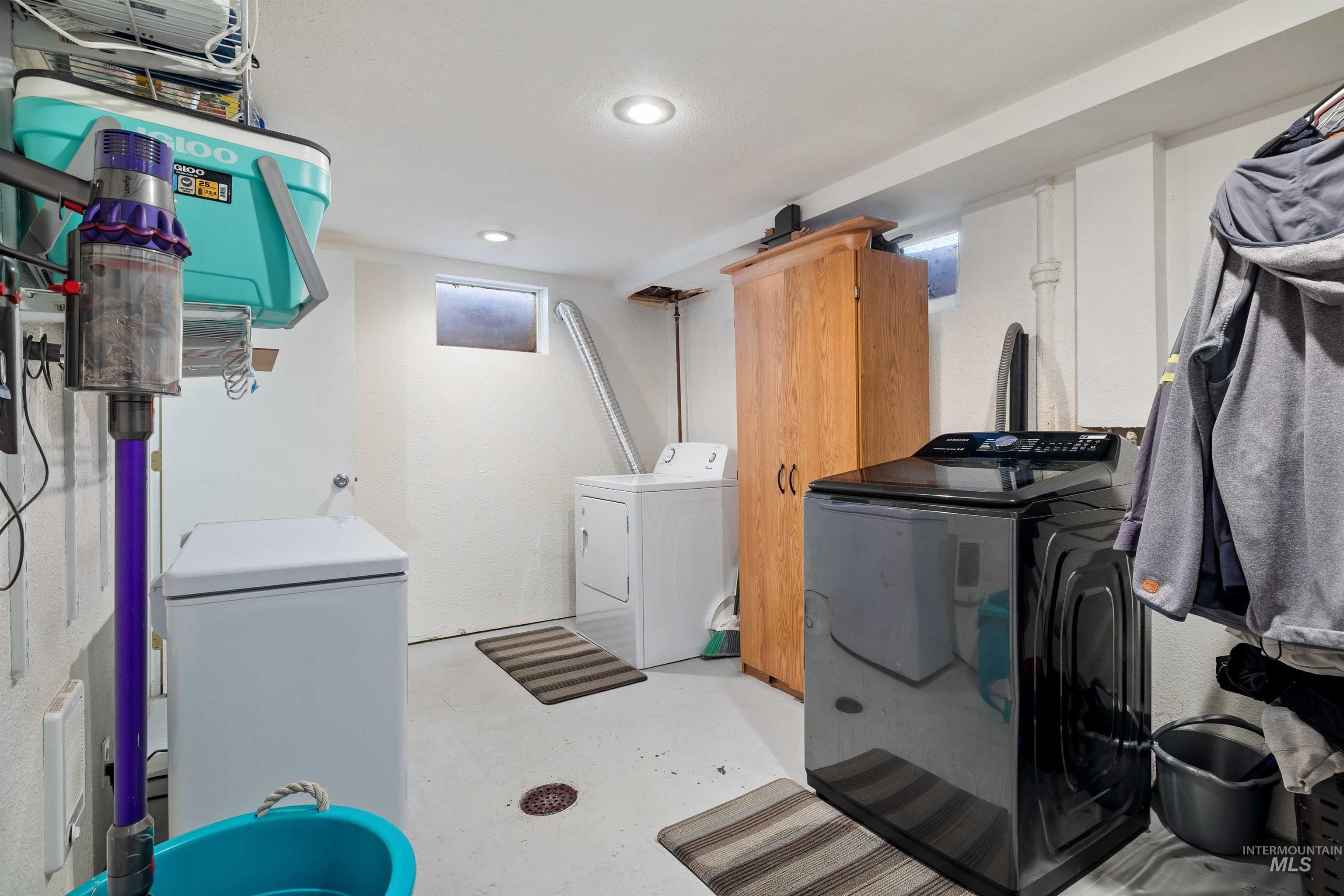 753 Ash Street Twin Falls, ID 83301 - Photo 20 of 25 Laundry area with washer and dryer, finished concrete floors, and recessed lighting