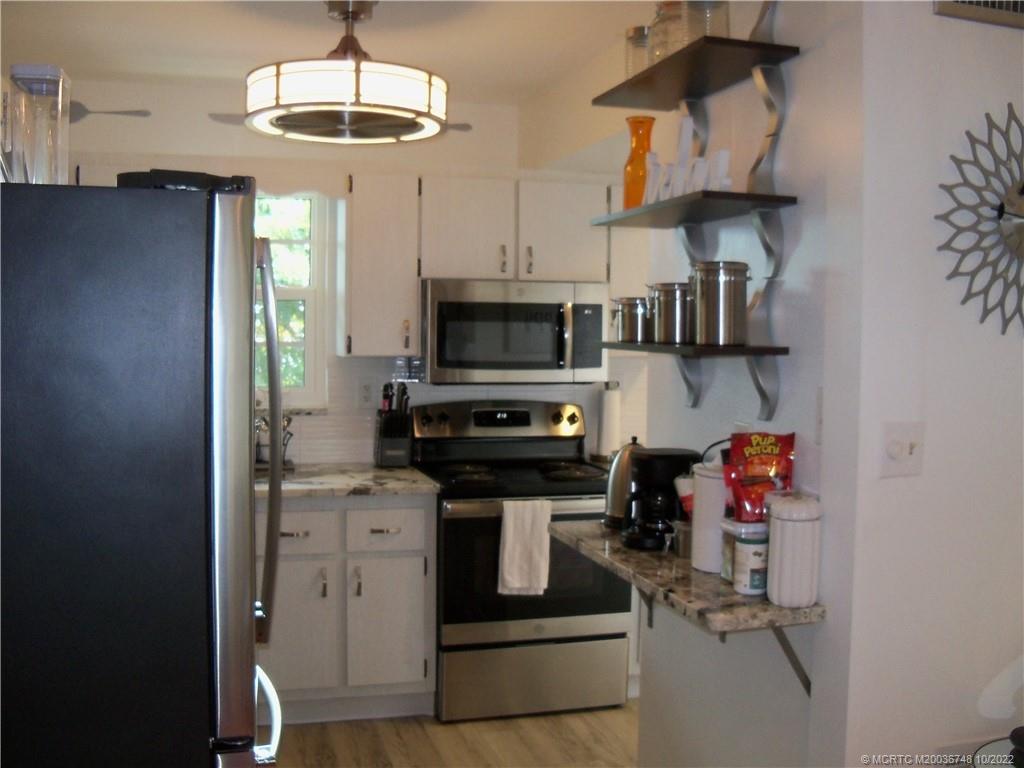 1999 Southwest Palm City Road, Unit 49F Stuart, FL 34994 - Photo 20 of 44 Accent with coffee bar