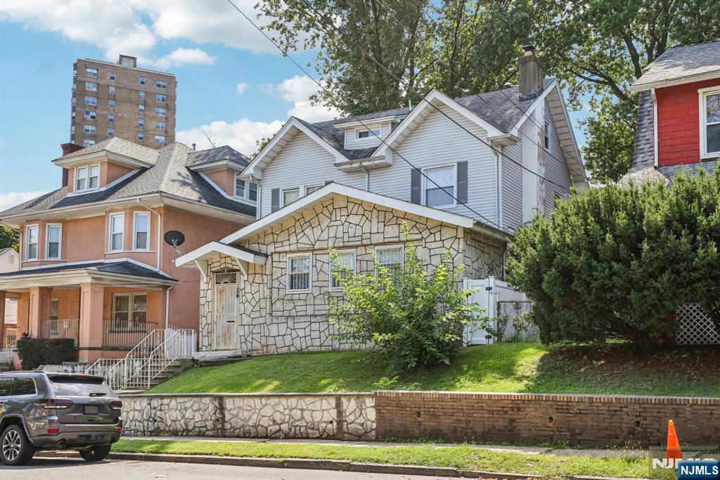 28 Scheerer Avenue Newark, NJ 07112 - Photo 4 of 39