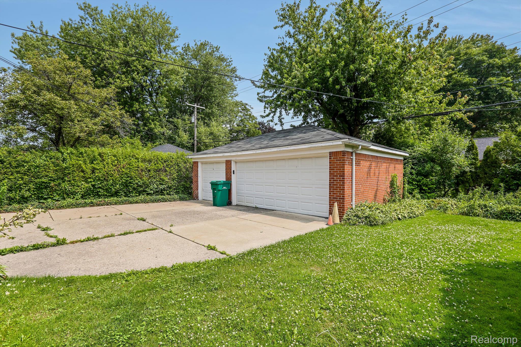834 Harcourt Road Grosse Pointe, MI 48230 - Photo 29 of 30 Garage and lawn view