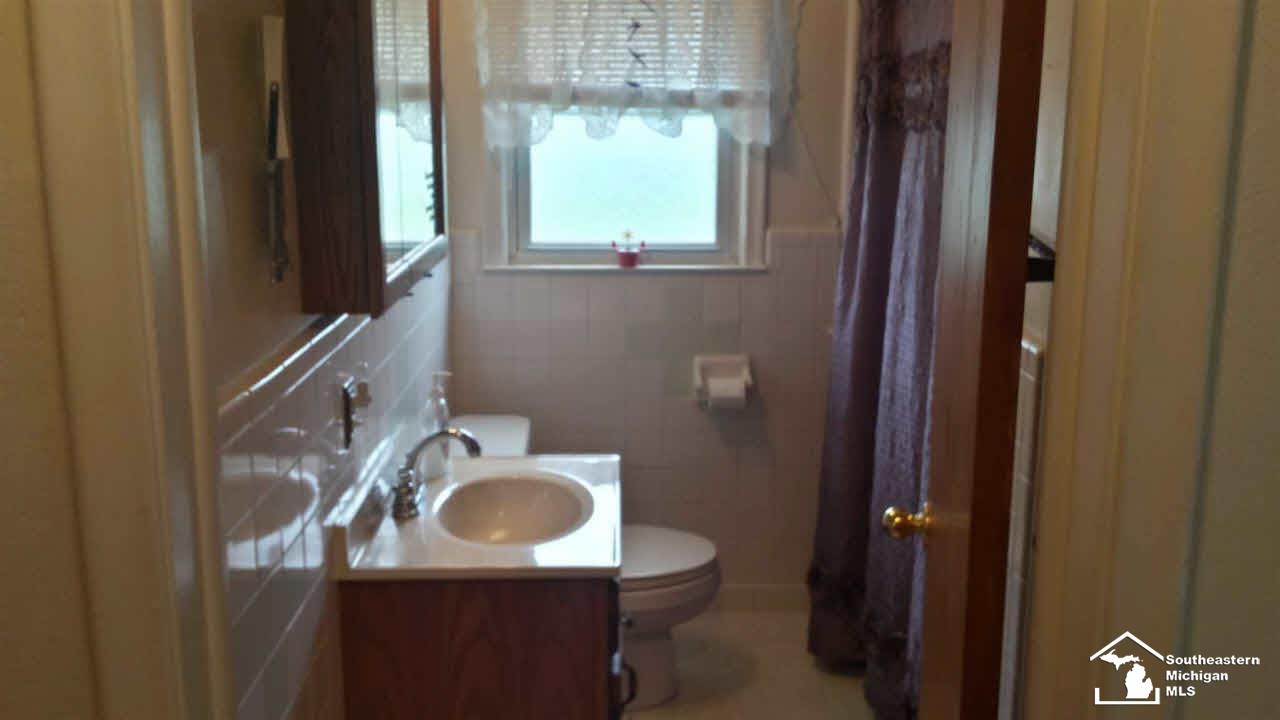 6960 North Custer Road Monroe, MI 48162 - Photo 9 of 16 Bathroom