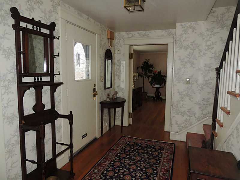 45 Aberdeen Road East Providence, RI 02915 - Photo 2 of 14 Entry.