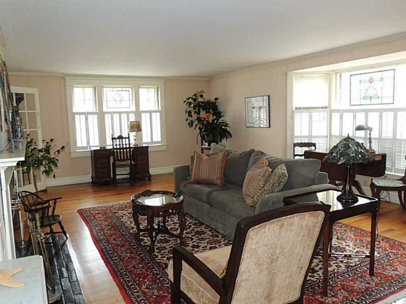 45 Aberdeen Road East Providence, RI 02915 - Photo 5 of 14 Living Room.