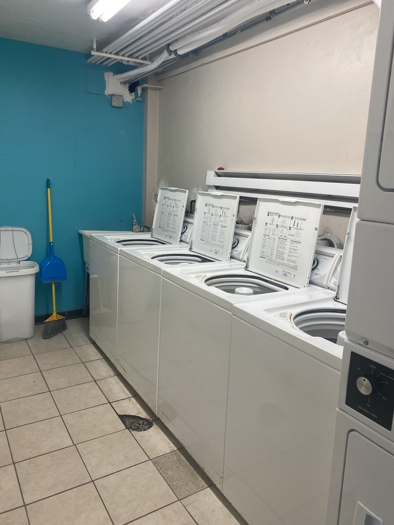 737 Ridge Avenue, Unit 1L Evanston, IL 60202 - Photo 11 of 14 a utility room with dryer and washer
