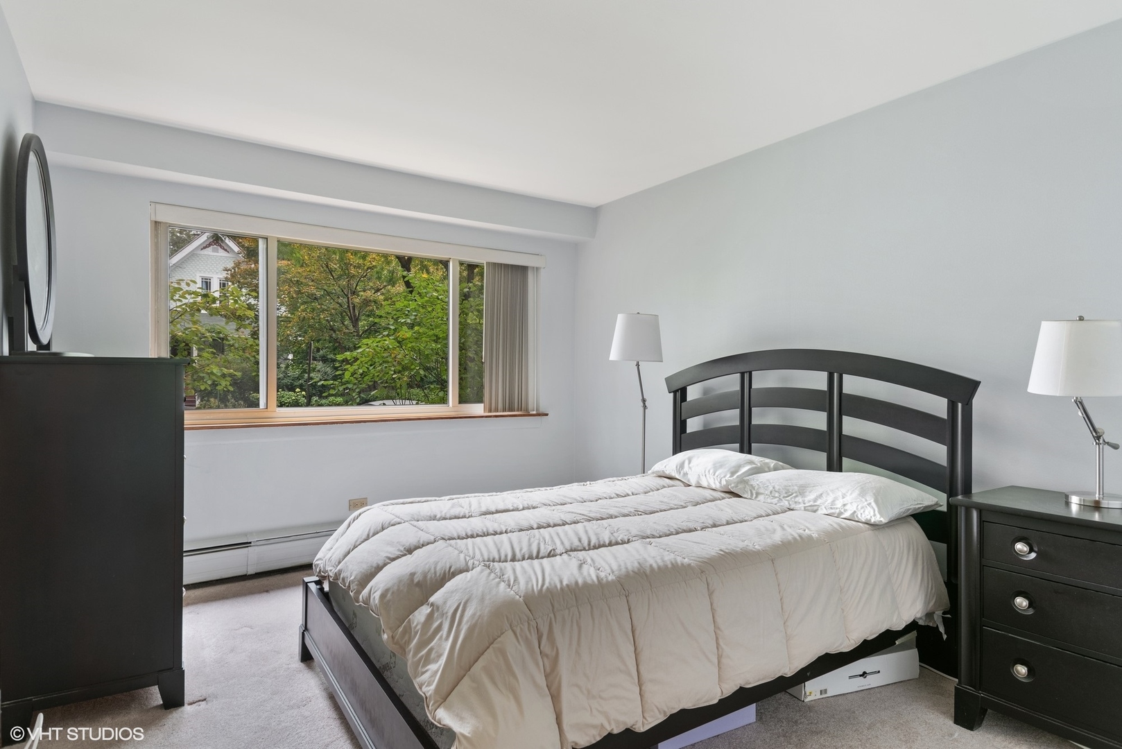 737 Ridge Avenue, Unit 1L Evanston, IL 60202 - Photo 6 of 14 a bedroom with a bed and a window