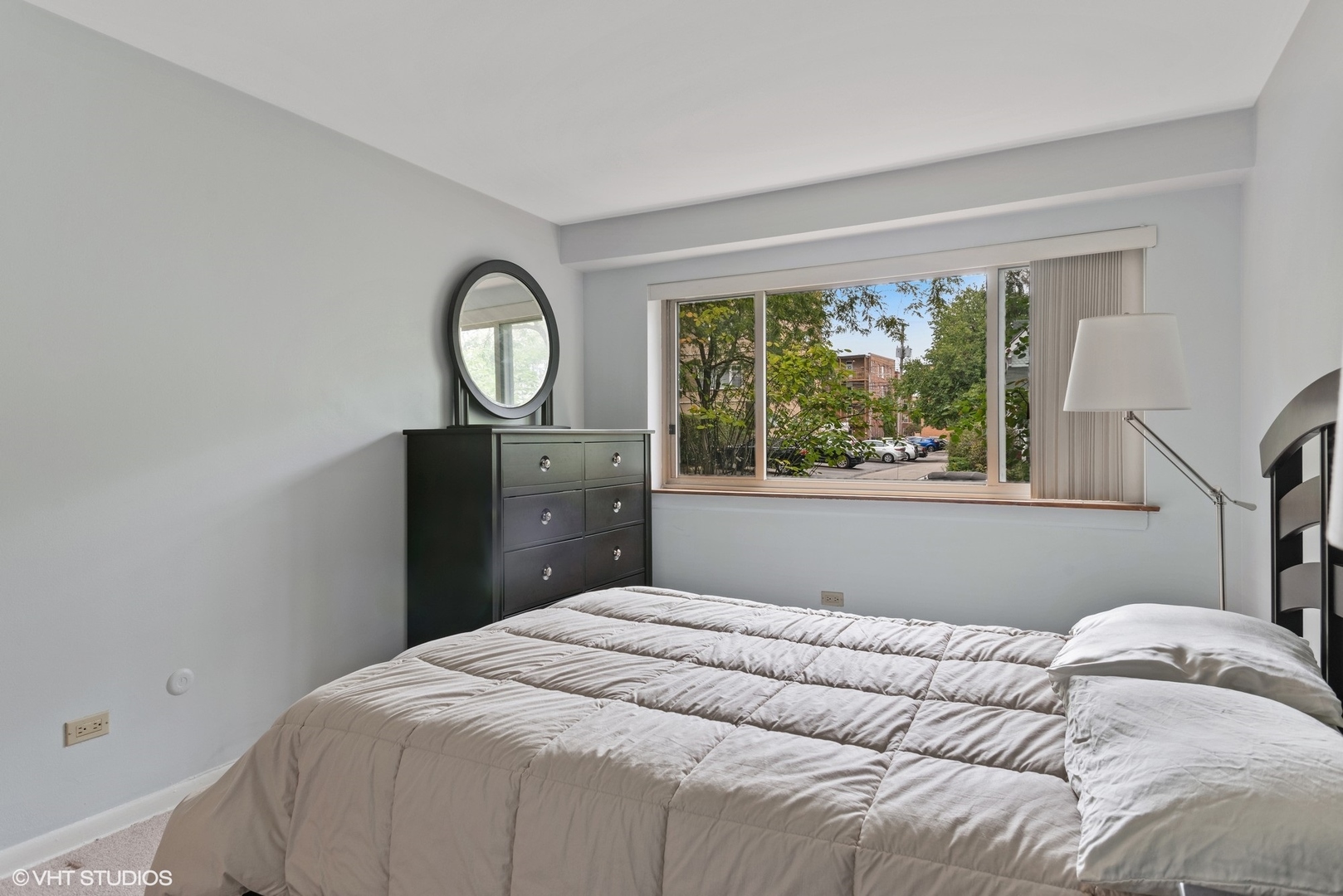 737 Ridge Avenue, Unit 1L Evanston, IL 60202 - Photo 7 of 14 a bedroom with a bed and a large window