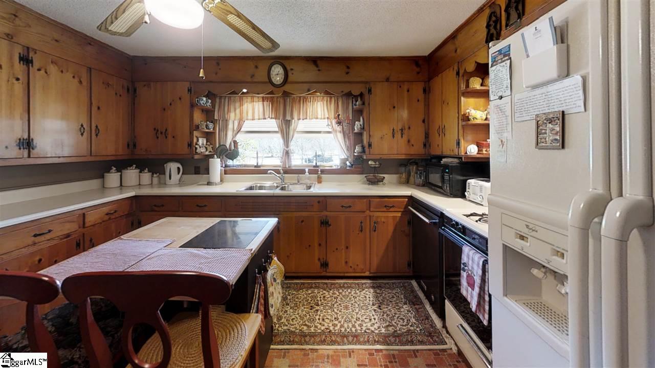 265 Willis Road Taylors, SC 29687 - Photo 7 of 34