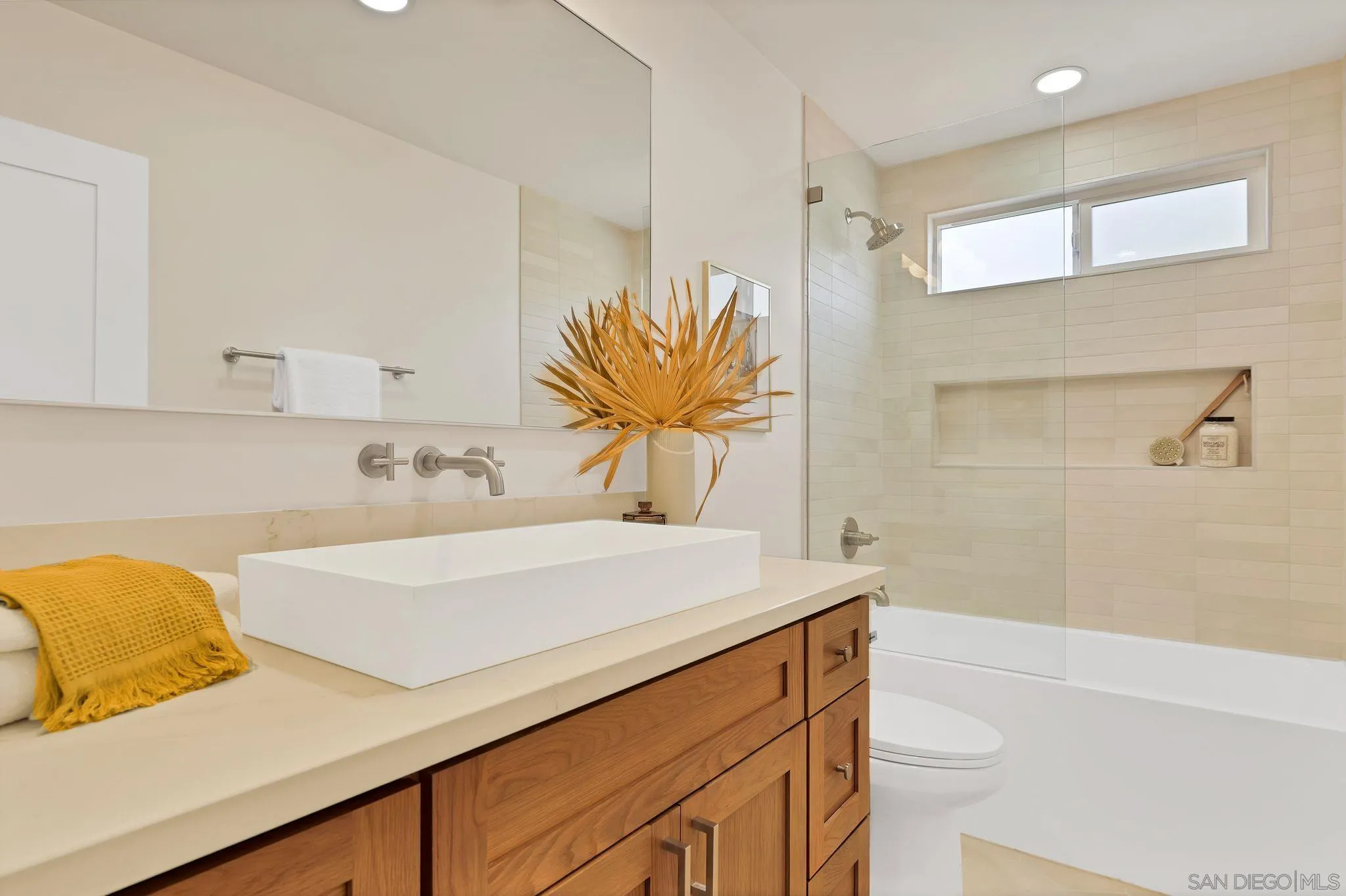 7815 Quebrada Circle Carlsbad, CA 92009 - Photo 20 of 32 a bathroom with a sink and a bathtub