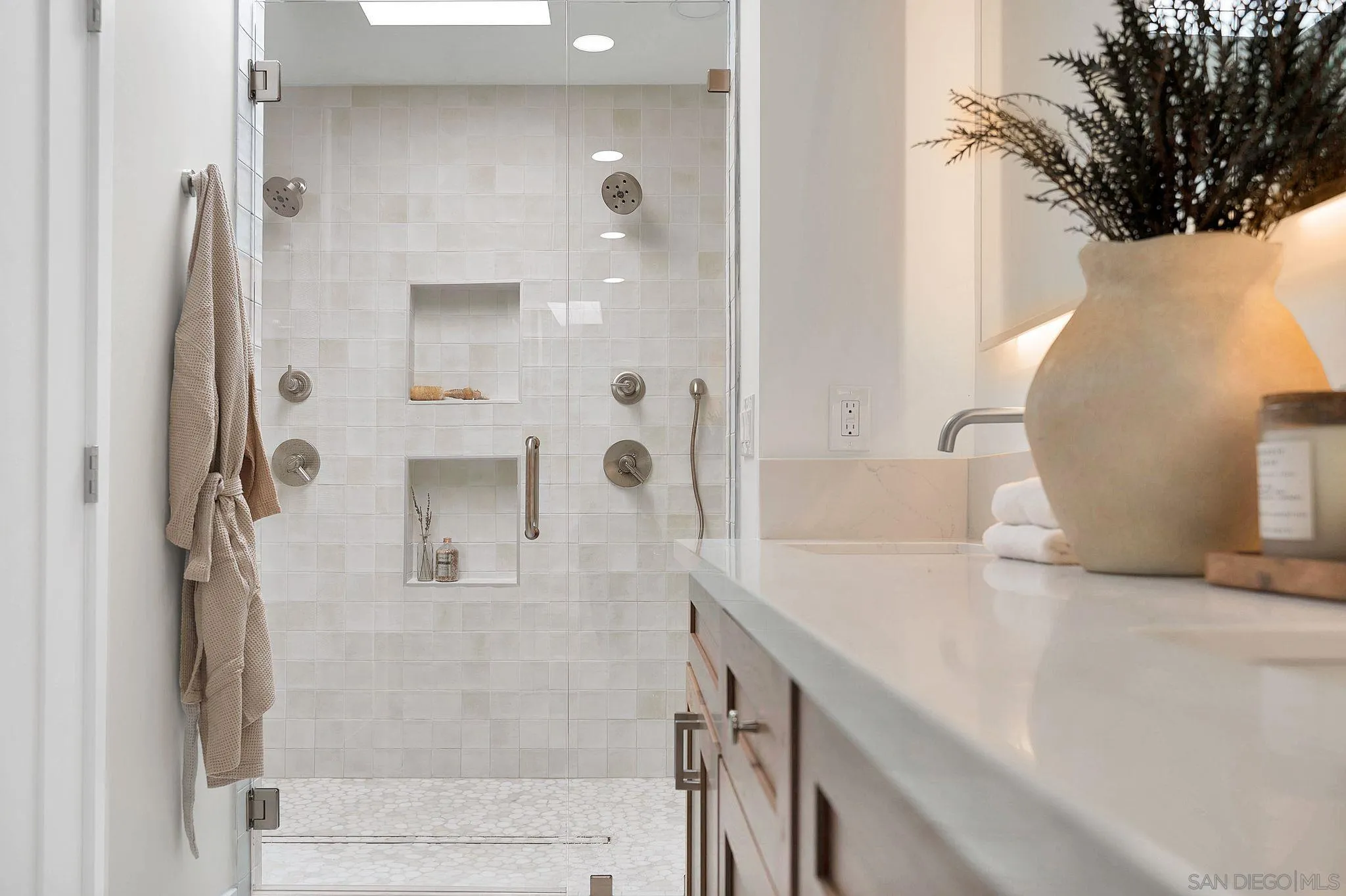 7815 Quebrada Circle Carlsbad, CA 92009 - Photo 22 of 32 a bathroom with a bathtub and a shower