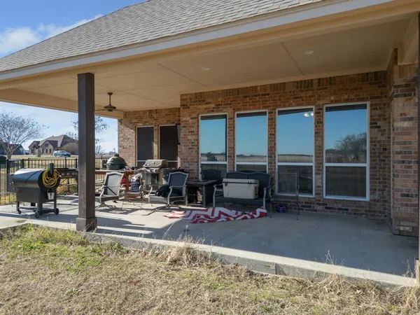 a view of a house with backyard and porch