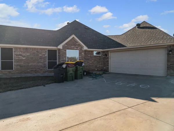 a view of a house with backyard