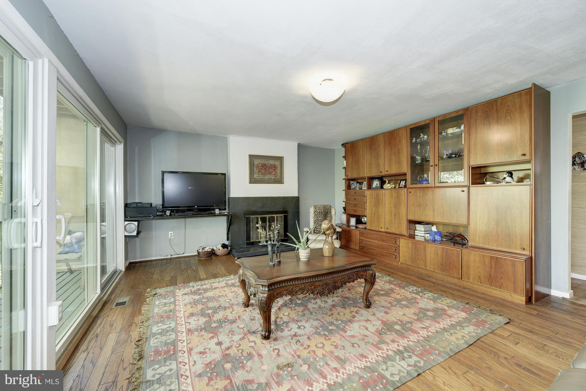 11650 Mediterranean Court Reston, VA 20190 - Photo 14 of 30 Living Room