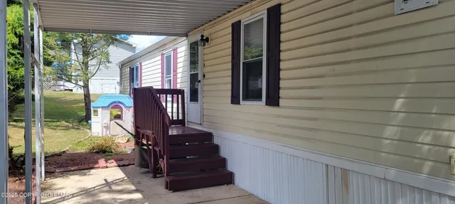 a view of entryway front of house