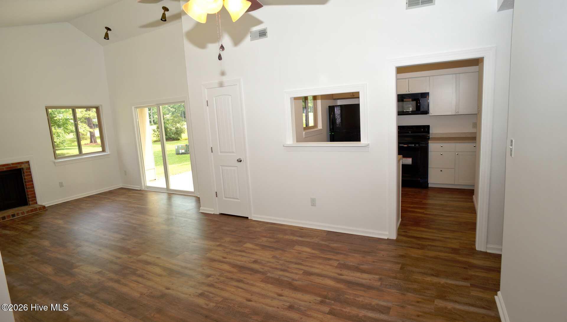 142 Quarterdeck New Bern, NC 28562 - Photo 2 of 19 Livinfg room & Dining Room