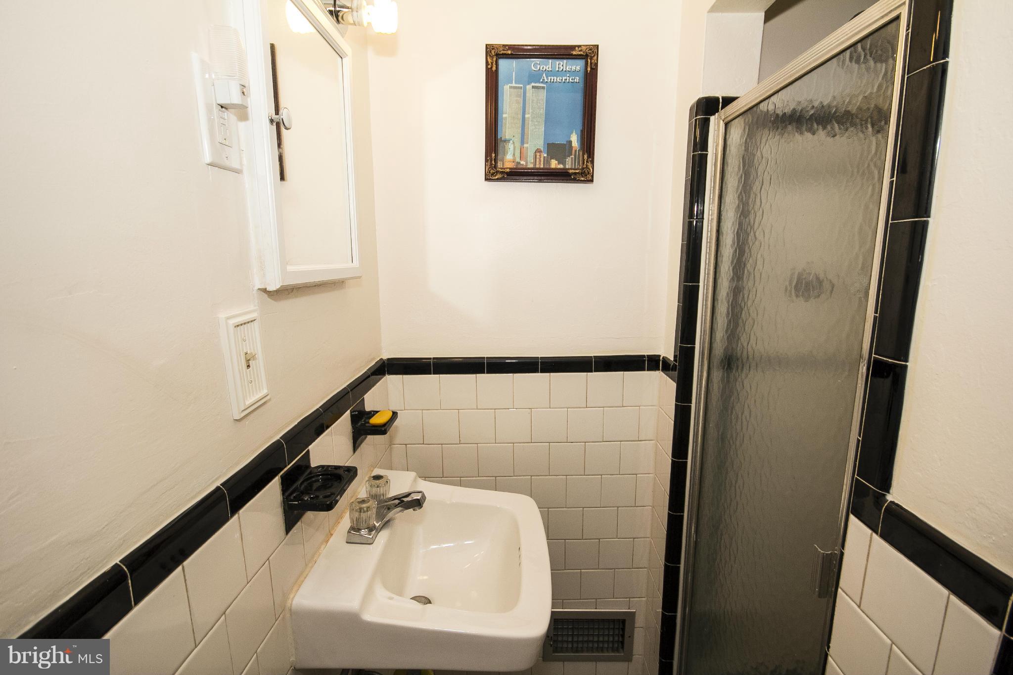 831 Providence Road Baltimore, MD 21286 - Photo 23 of 30 Bath (Master)