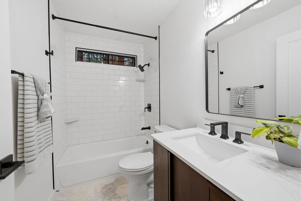 14740 Orzalli Road Grass Valley, CA 95945 - Photo 48 of 91 Hall Bathroom