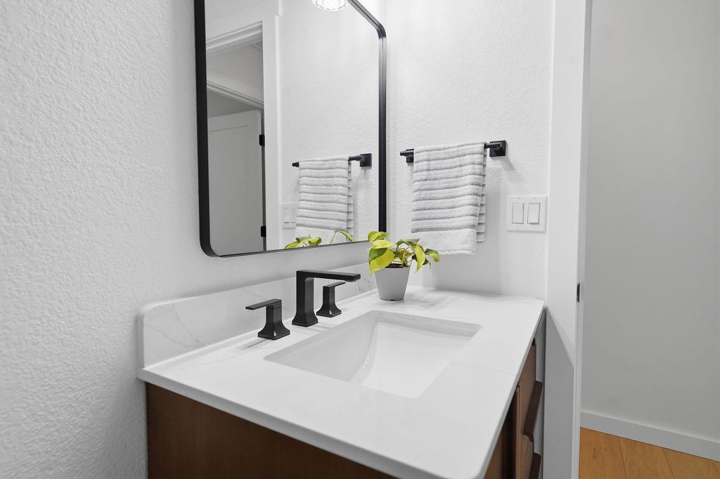 14740 Orzalli Road Grass Valley, CA 95945 - Photo 49 of 91 Hall Bathroom